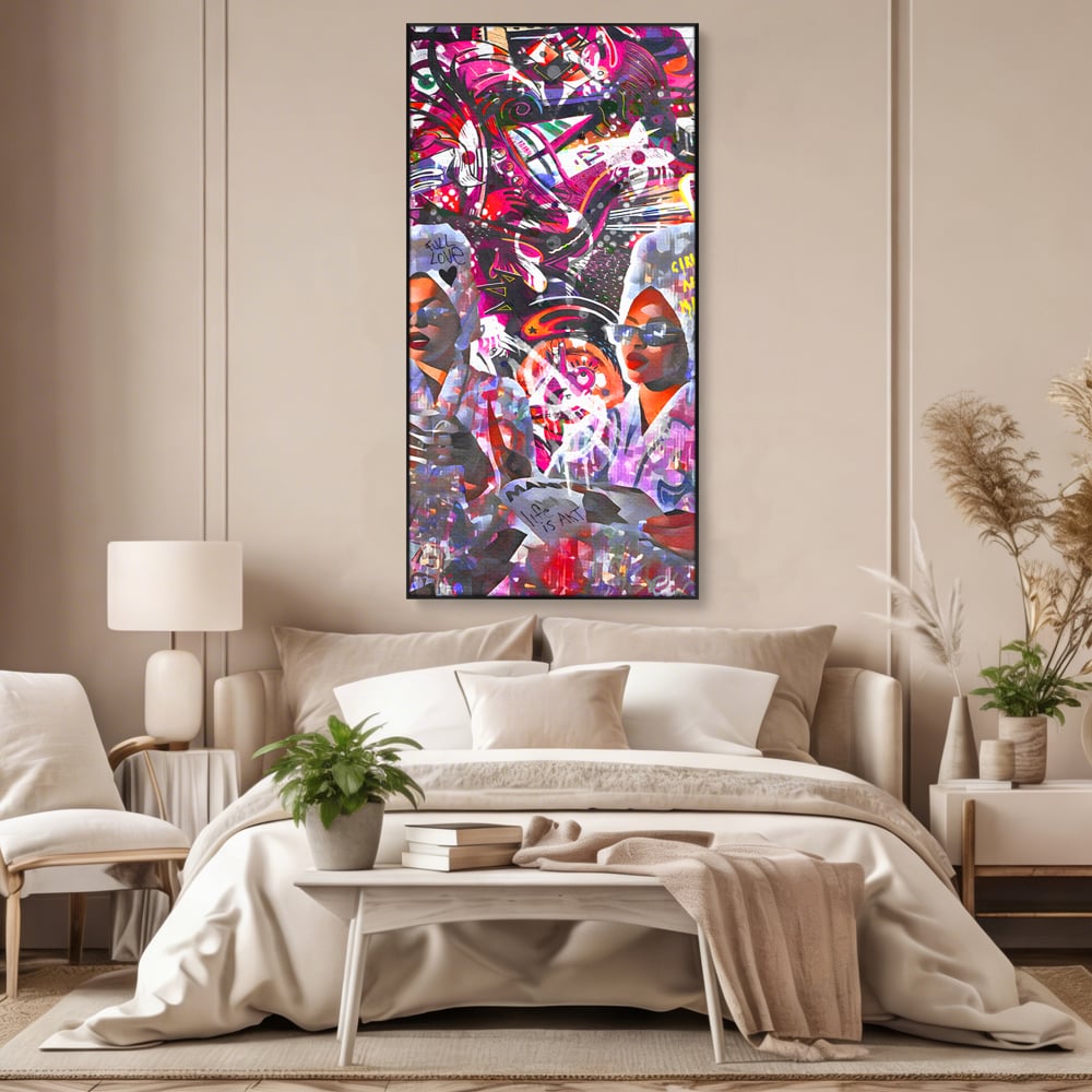 Tablou canvas cu tablou canvas cu femei si graffitti, in rama de aluminiu negru, pe perete intr-un dormitor